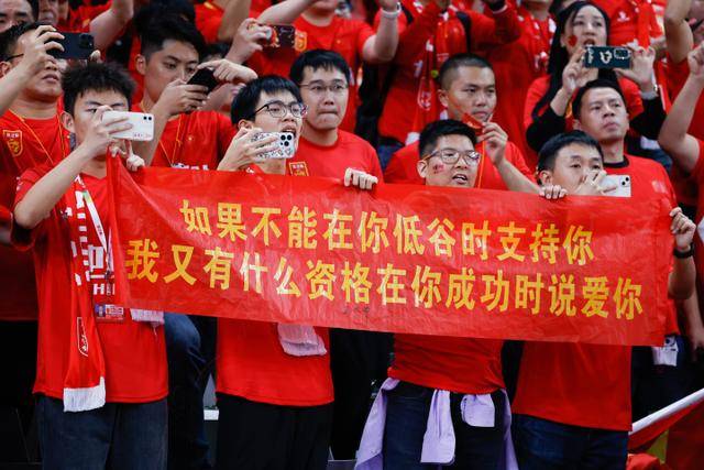 官宣中国男篮12人大名单！15岁小将砍18分11板，后卫线表现太拉跨